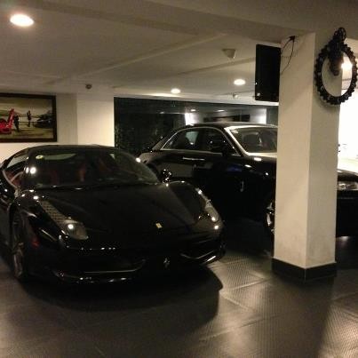 Bức ảnh siêu xe Ferrari 458 Italia màu đen trên trang cá nhân của Cường đô la gây xôn xao dư luận